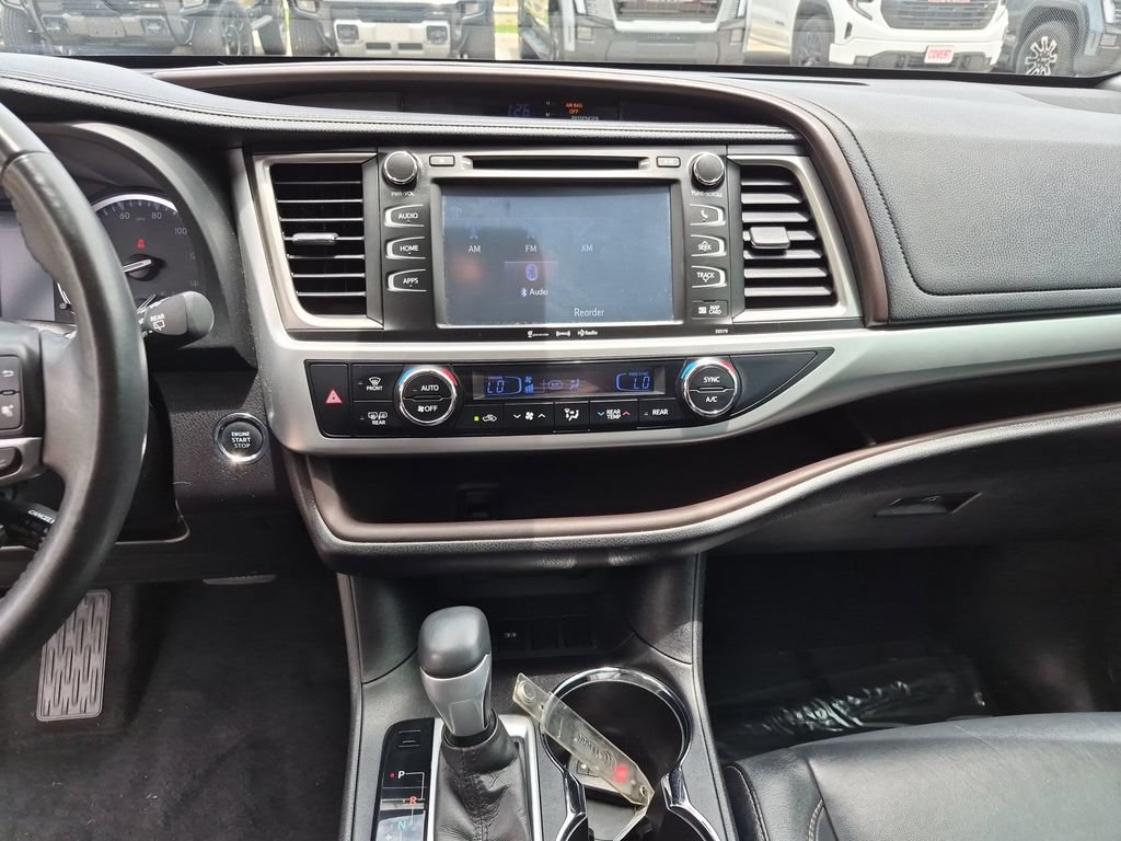 Used 2017 Toyota Highlander XLE FWD image 22