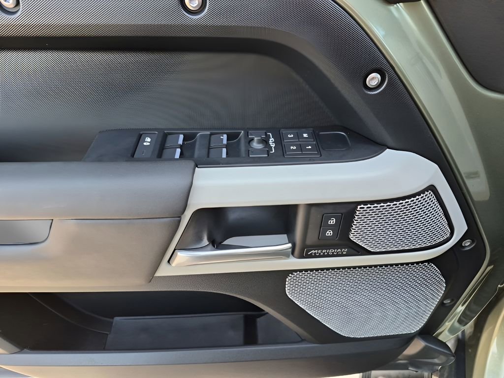 Used 2024 Land Rover Defender 130 X-Dynamic SE image 33