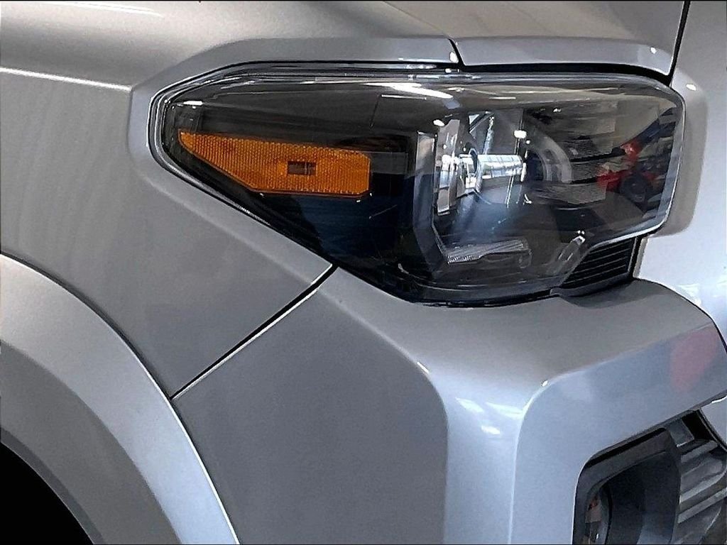 Used 2018 Toyota Tacoma SR5 AWD/4WD image 33