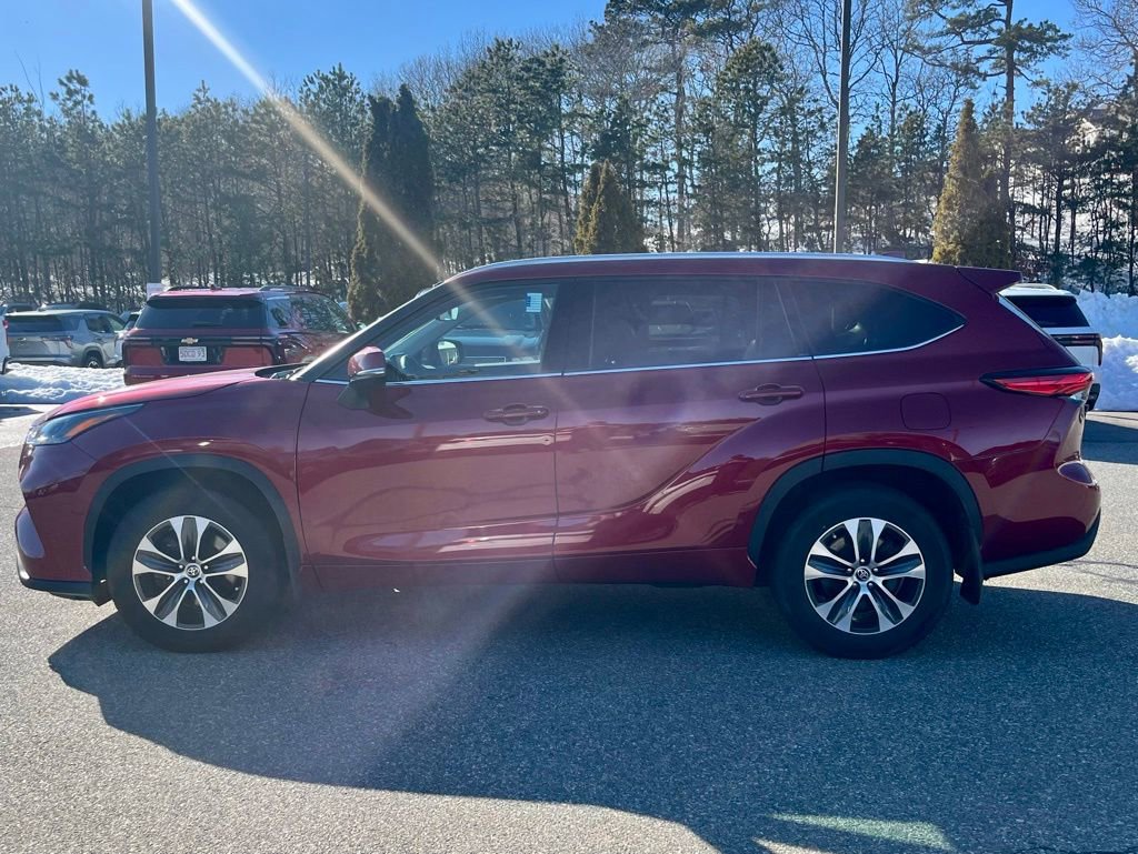 Used 2022 Toyota Highlander XLE image 2