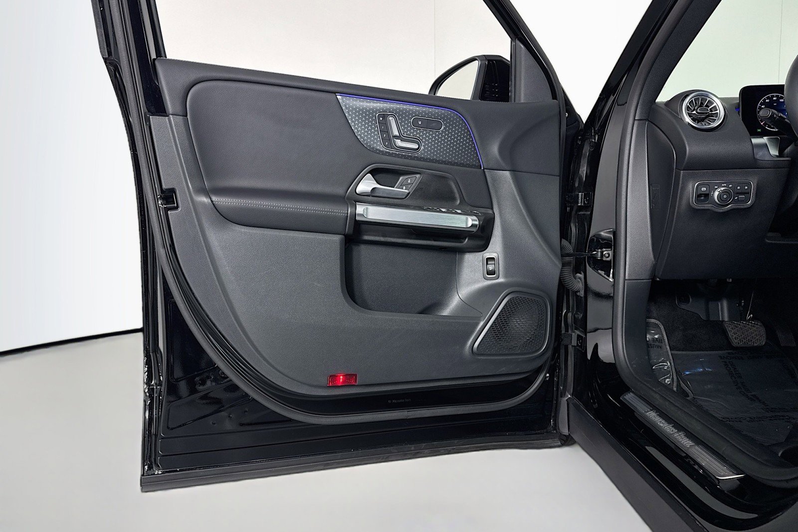 Certified 2025 Mercedes-Benz GLB 250 image 21