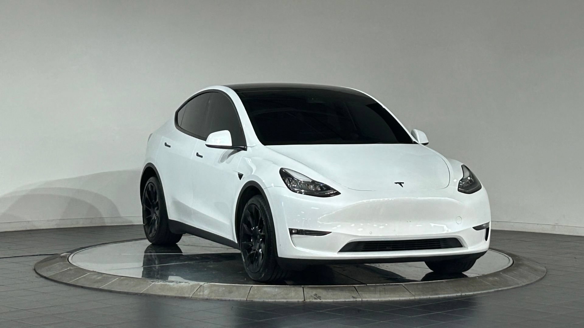 Used 2022 Tesla Model Y Long Range AWD/4WD image 2