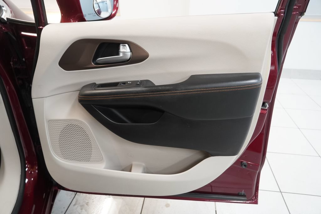 Used 2017 Chrysler Pacifica Touring-L FWD image 32