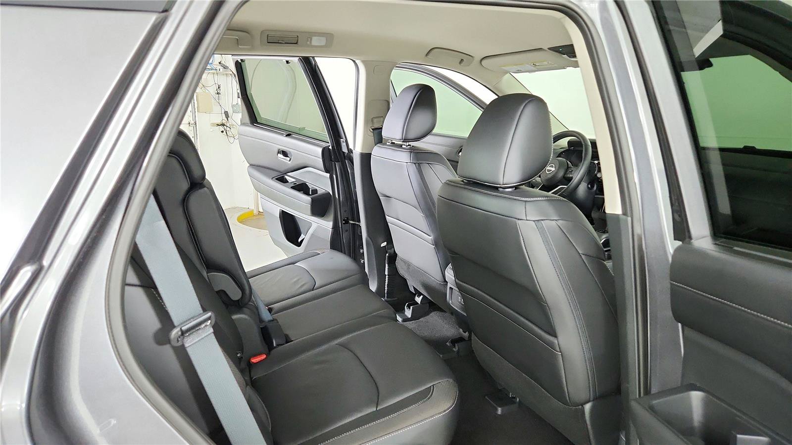 Used 2025 Nissan Pathfinder SL FWD image 26