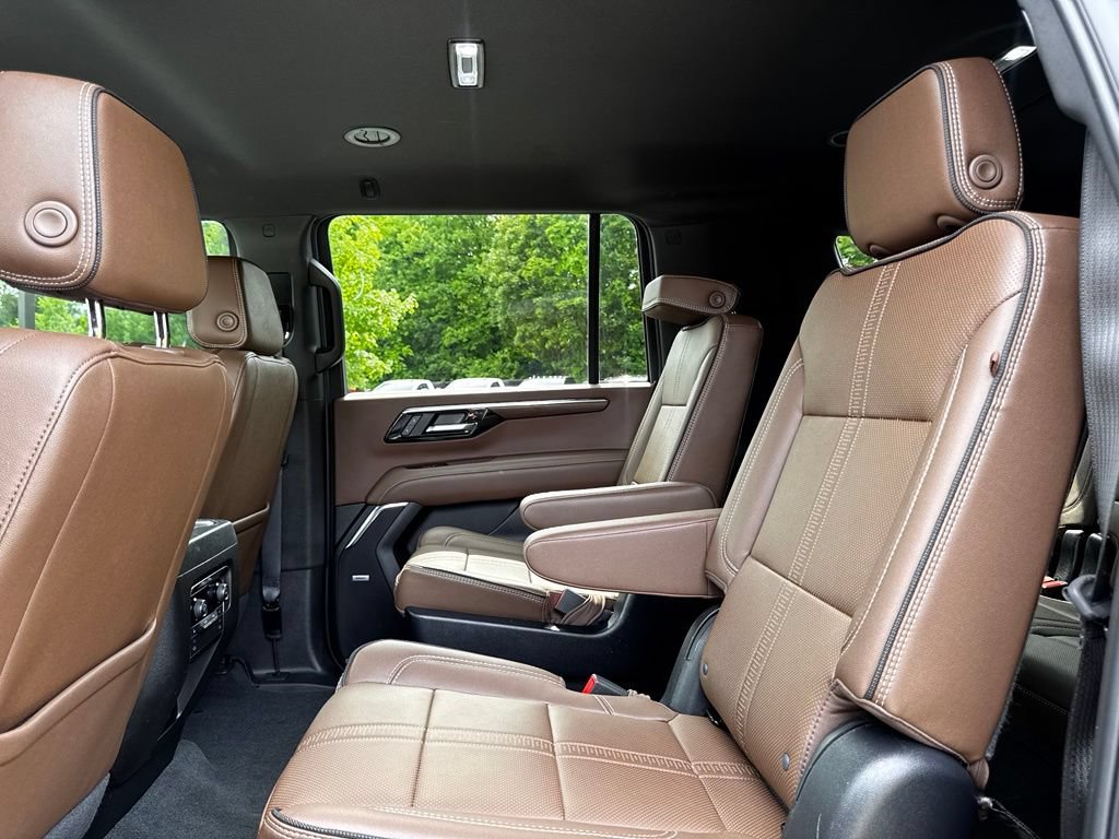 Used 2025 Chevrolet Suburban High Country AWD/4WD image 20