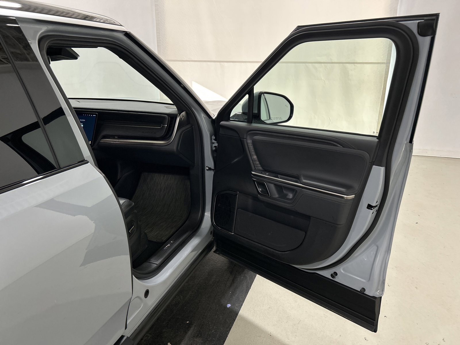 Used 2023 Rivian R1S Adventure image 18