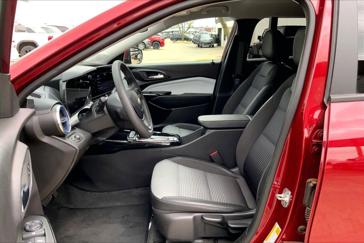 Used 2025 Chevrolet Trax LT FWD image 8