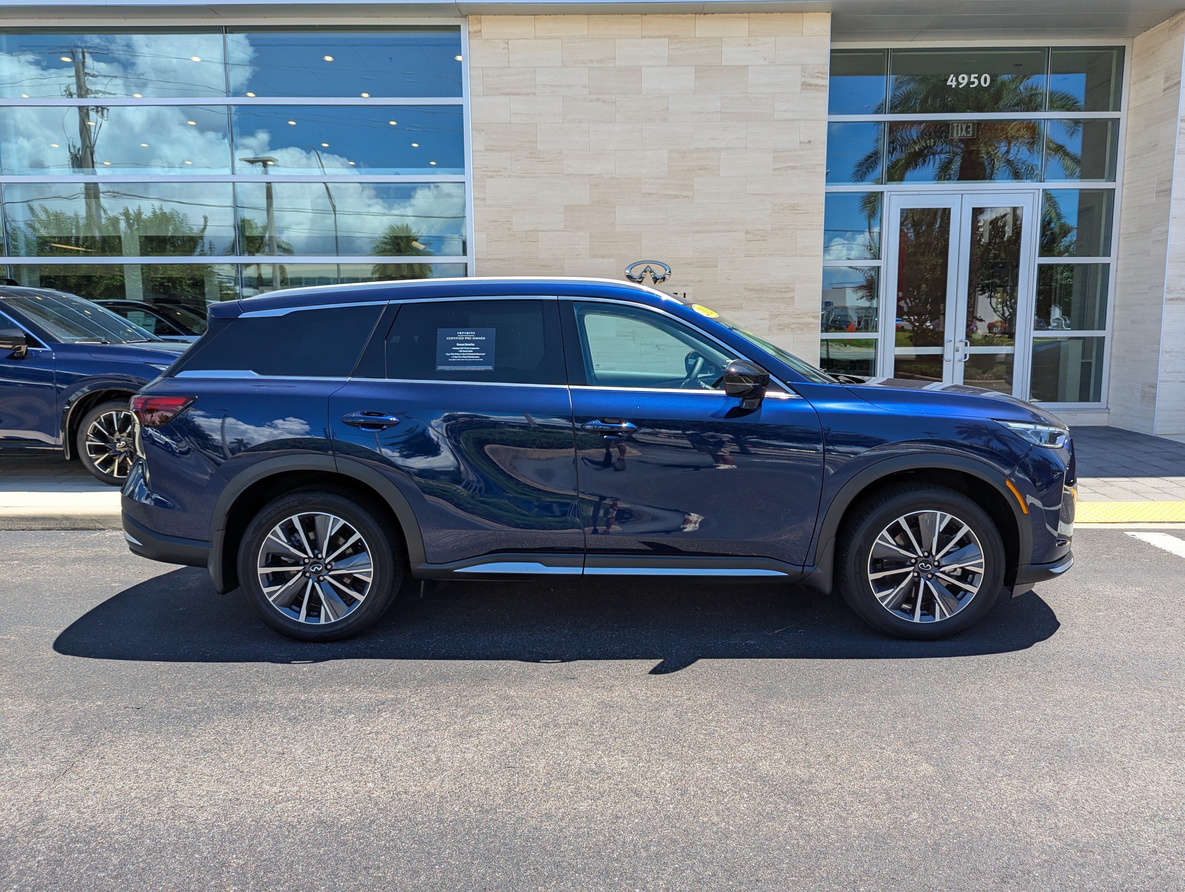 Certified 2026 INFINITI QX60 Luxe w/ Cargo Package FWD image 3