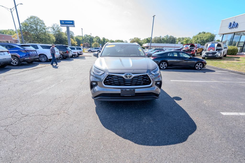 Used 2023 Toyota Highlander XLE image 2