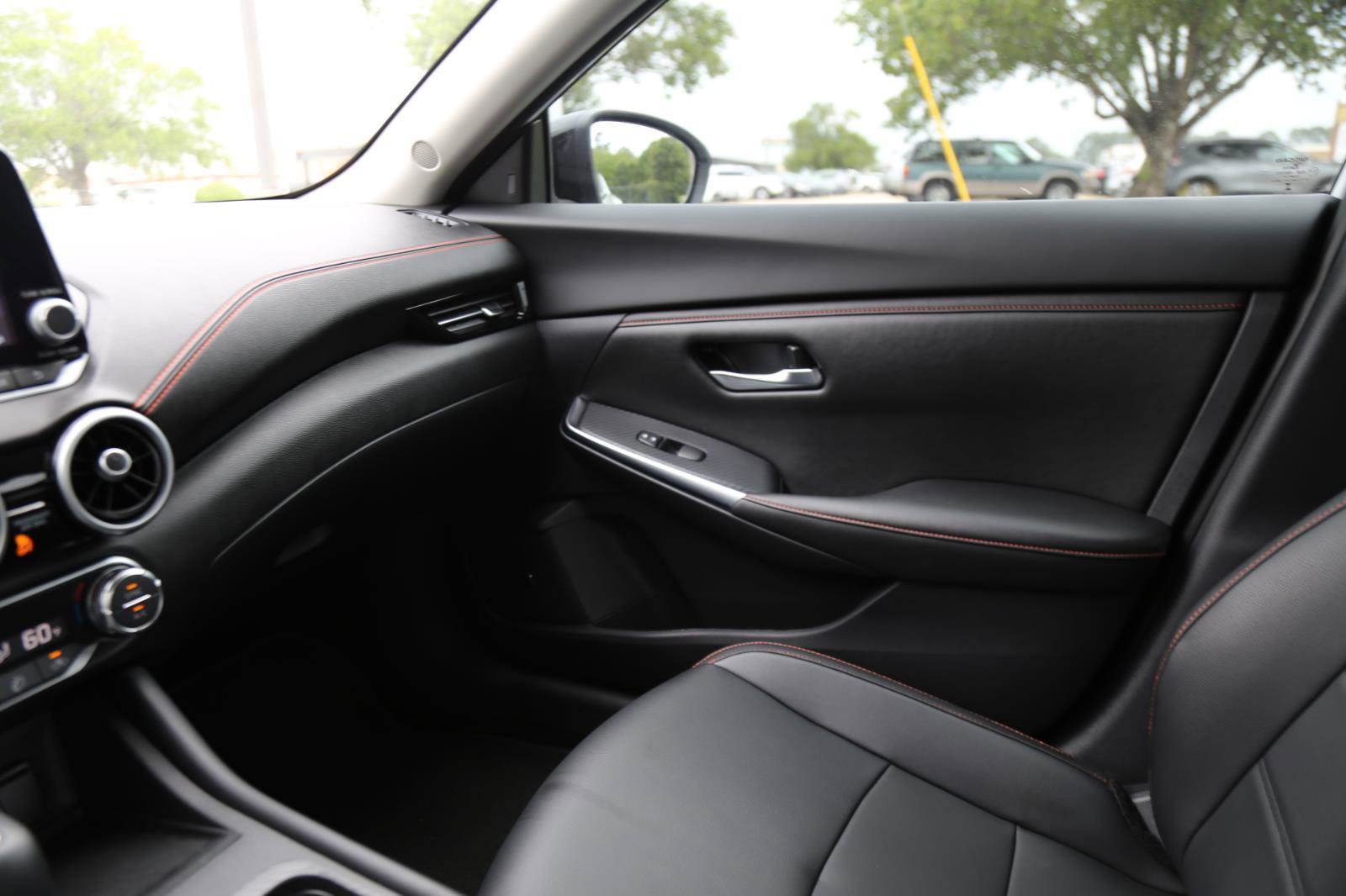 Used 2025 Nissan Sentra SR w/ SR Premium Package image 16