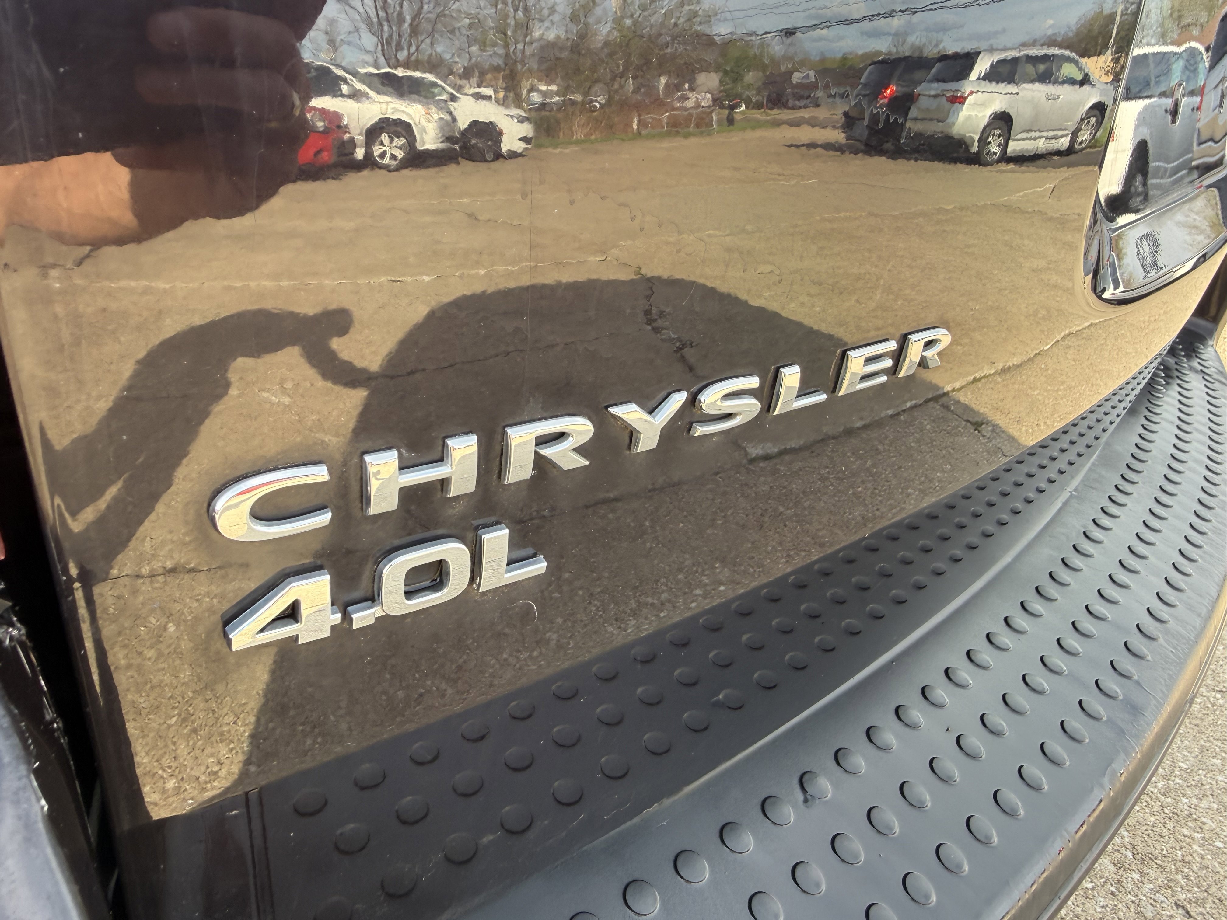 Used 2010 Chrysler Town & Country Limited FWD image 10