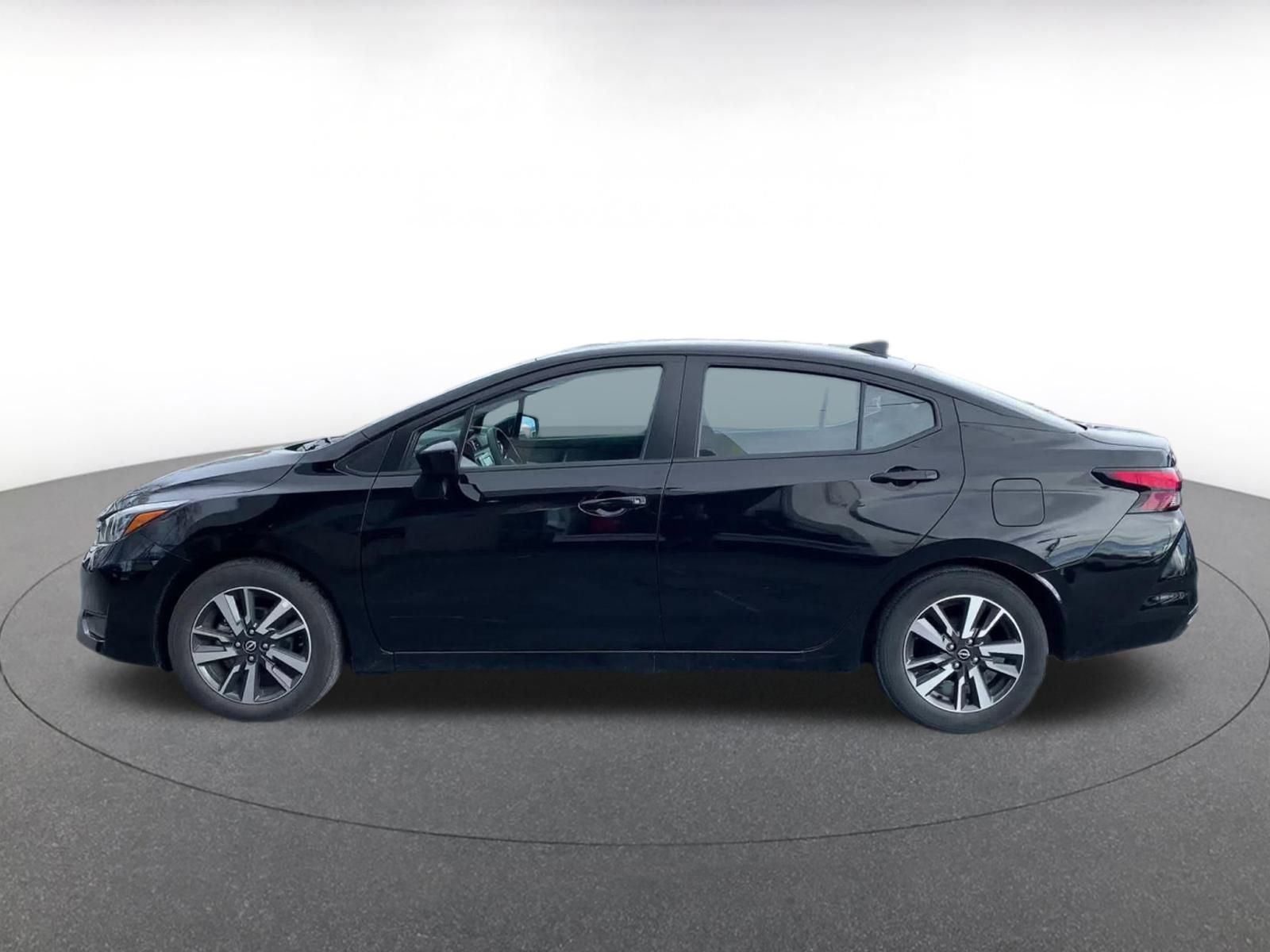 Used 2025 Nissan Versa SV image 9