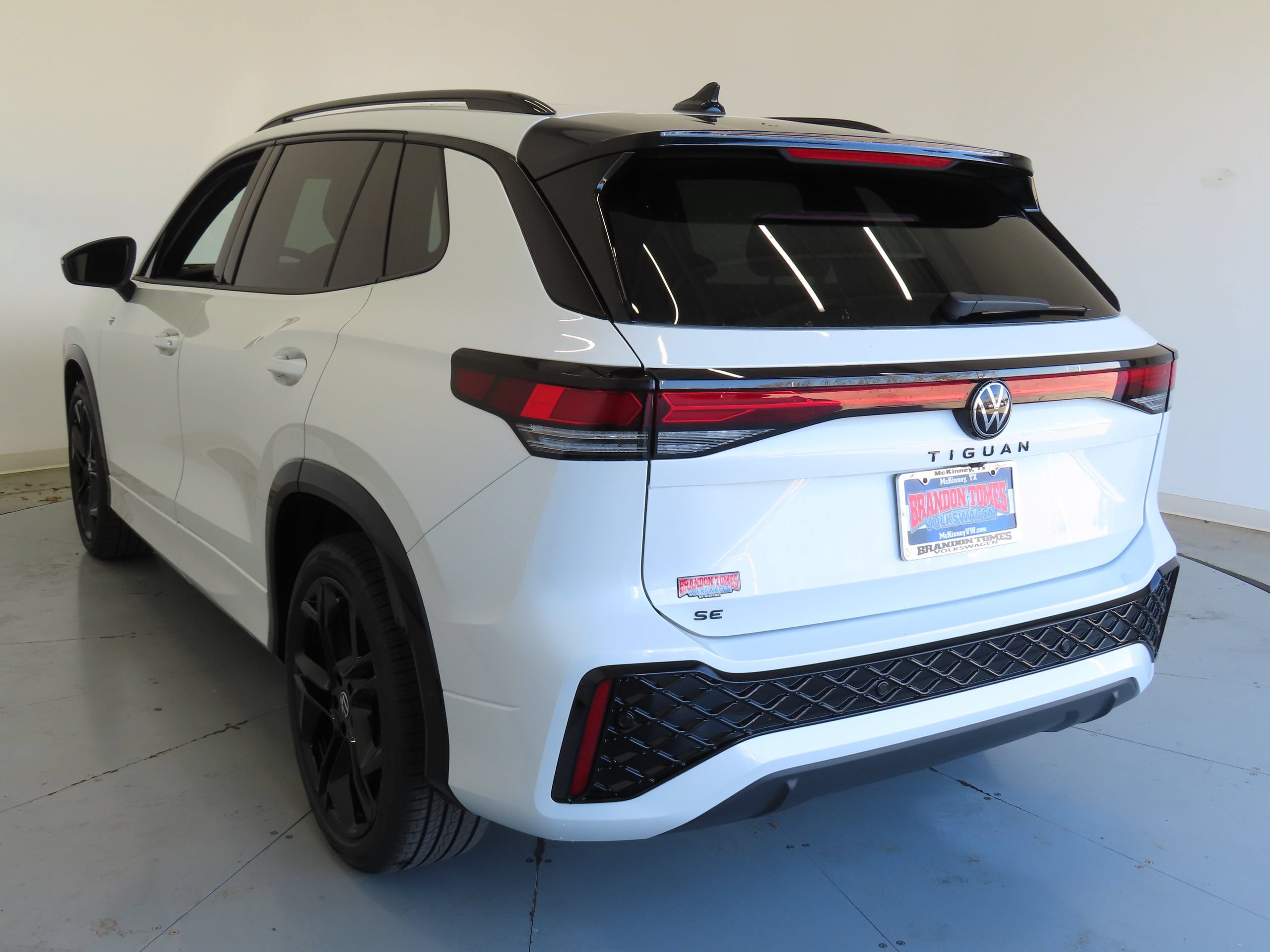 New 2026 Volkswagen Tiguan SE R-Line FWD image 6