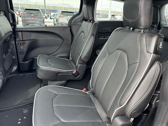 New 2026 Chrysler Pacifica Limited image 32