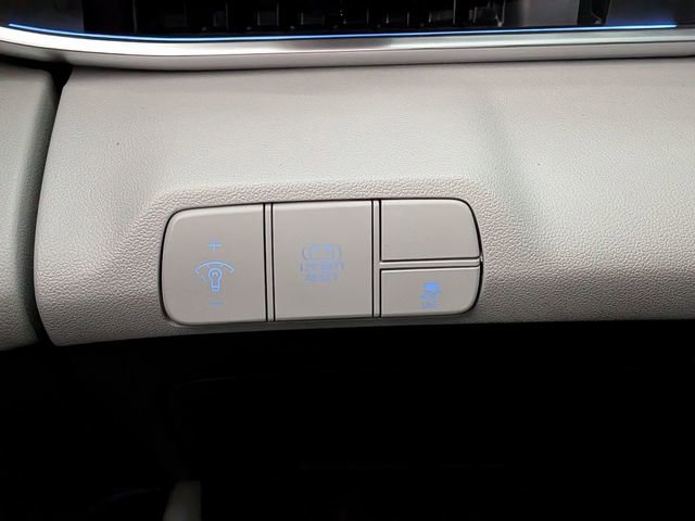 Used 2025 Hyundai Elantra Limited image 18