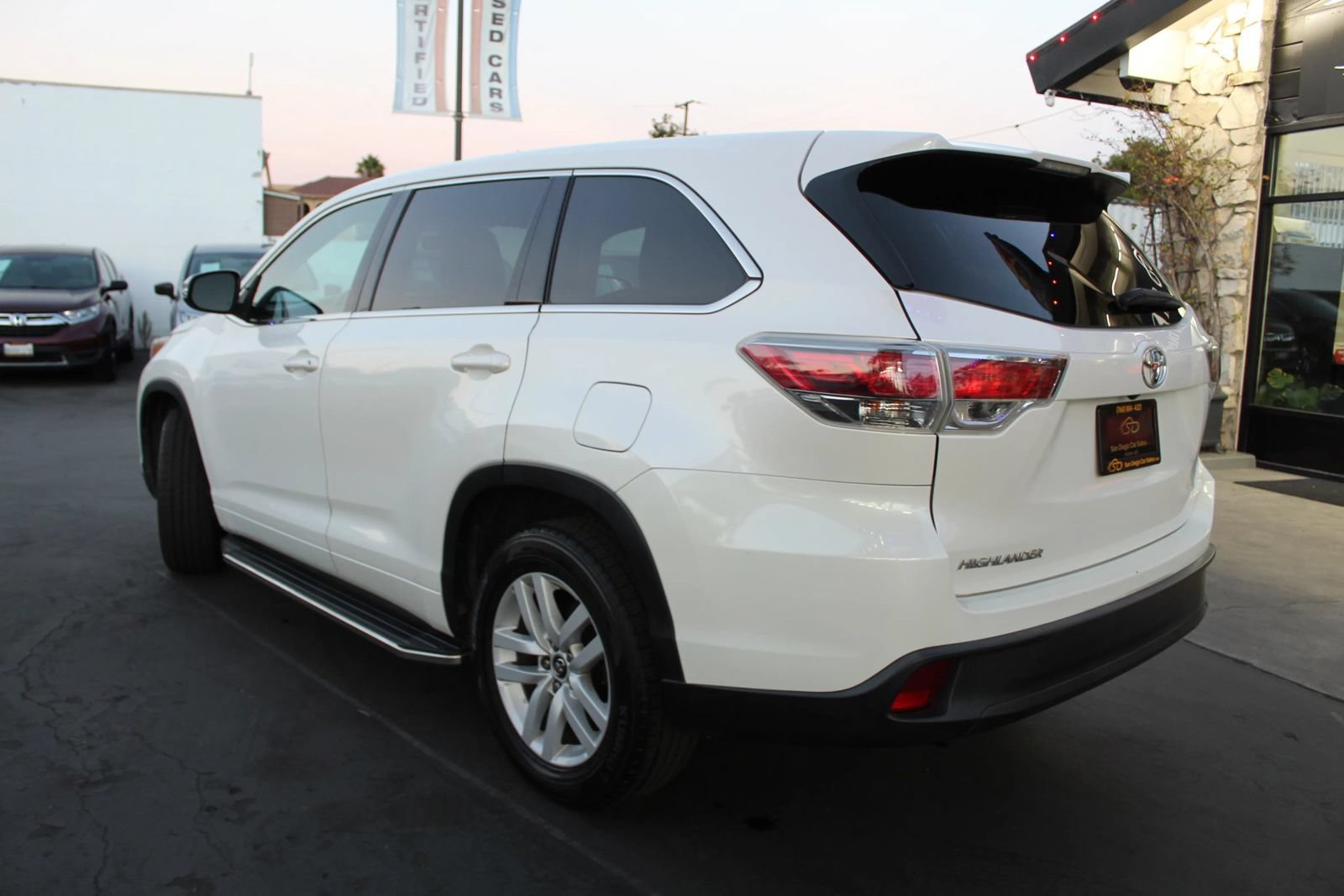 Used 2016 Toyota Highlander LE FWD image 3