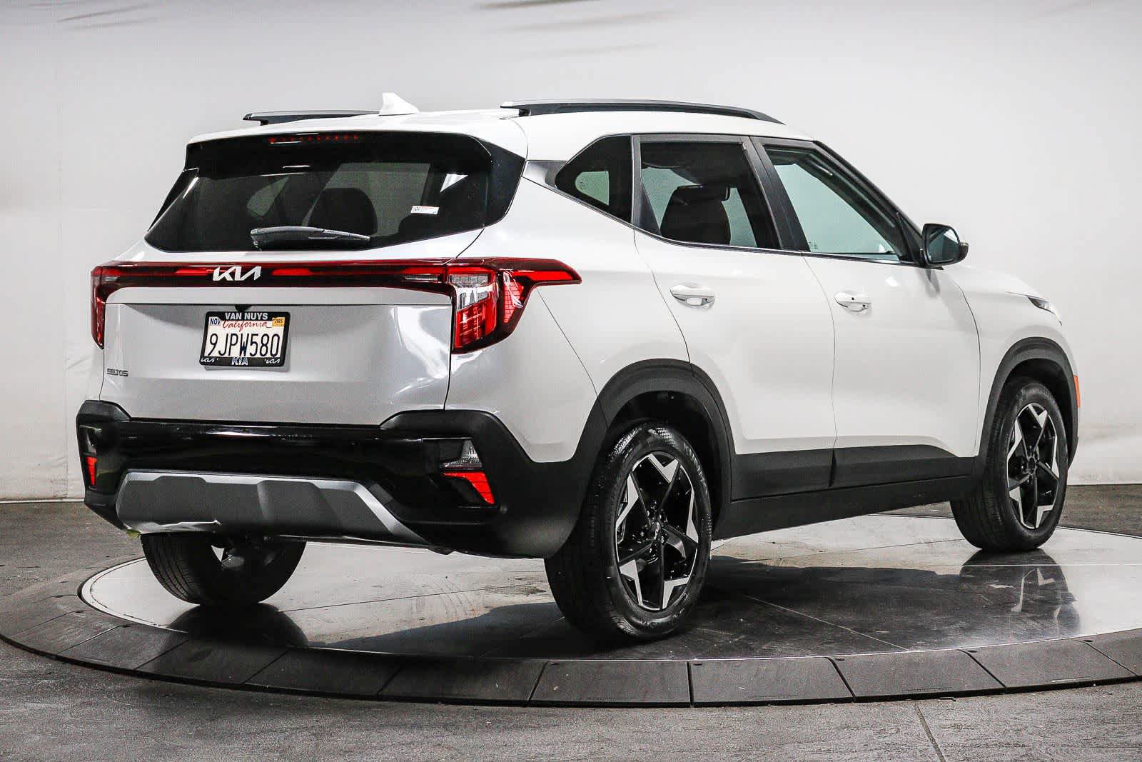 Used 2024 Kia Seltos EX FWD image 4