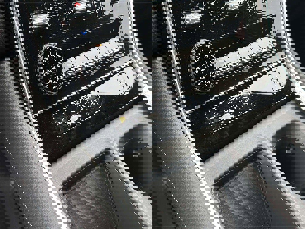 New 2025 Nissan Armada SL w/ Captain's Chari Seat Package image 31