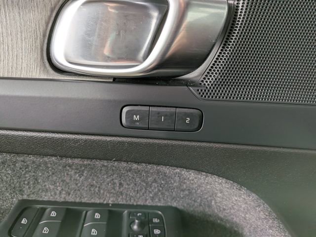 Used 2025 Volvo XC40 B5 Plus image 10