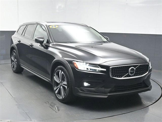 Used 2024 Volvo V60 B5 Cross Country Plus image 2