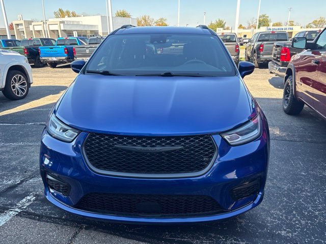 Used 2021 Chrysler Pacifica Touring w/ S Appearance Package FWD image 2