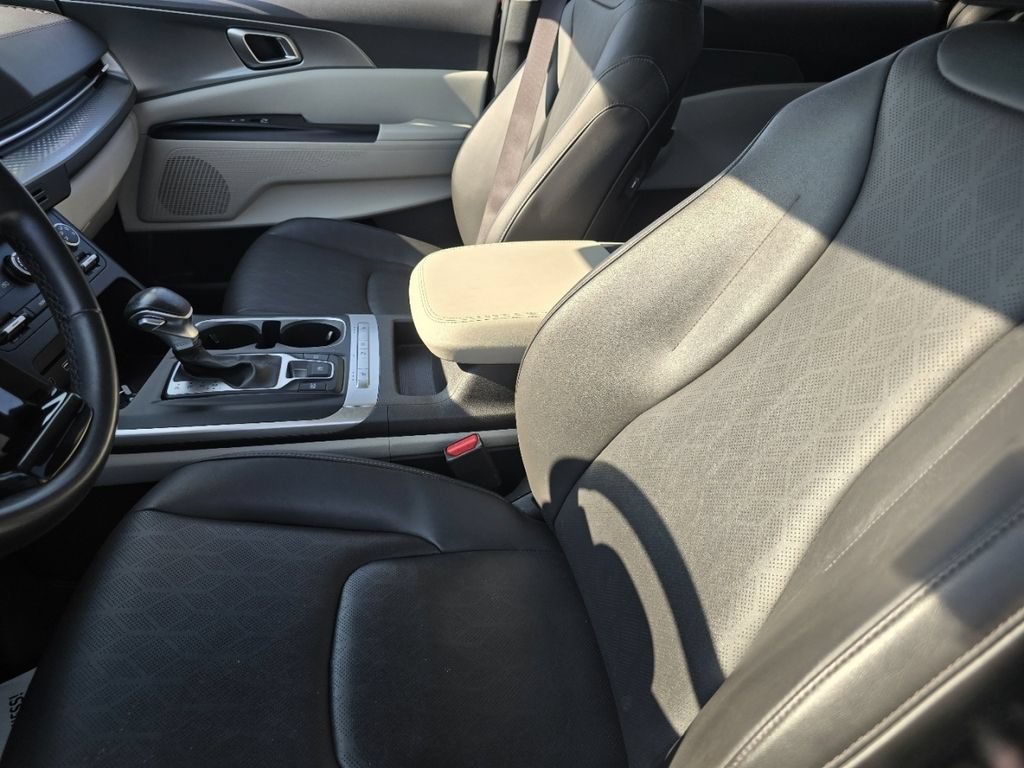 Used 2024 Kia Carnival LX FWD image 22