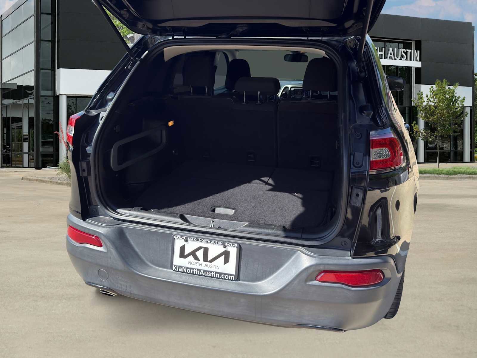 Used 2018 Jeep Cherokee Latitude w/ Altitude Package image 11