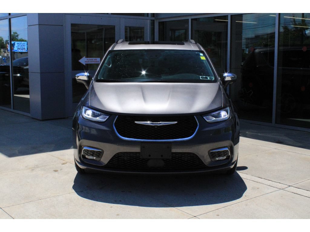 Used 2022 Chrysler Pacifica Limited w/ Uconnect Theater Family Group FWD image 2