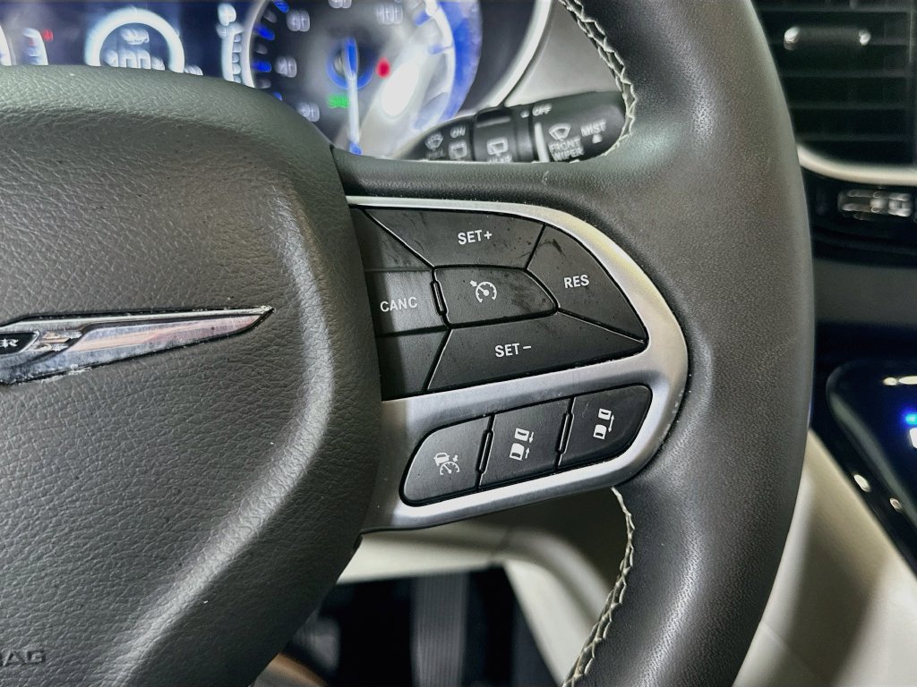 Used 2024 Chrysler Pacifica Touring-L FWD image 27