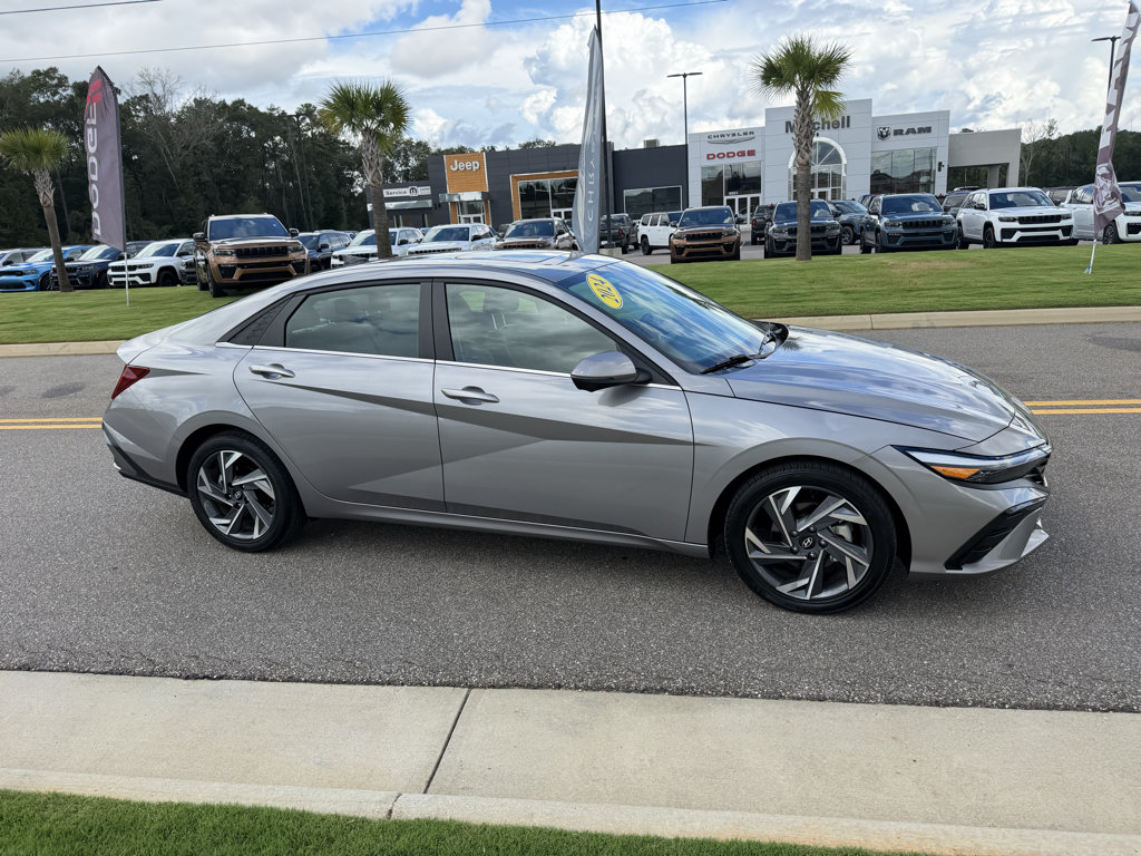 Used 2024 Hyundai Elantra Limited FWD image 2