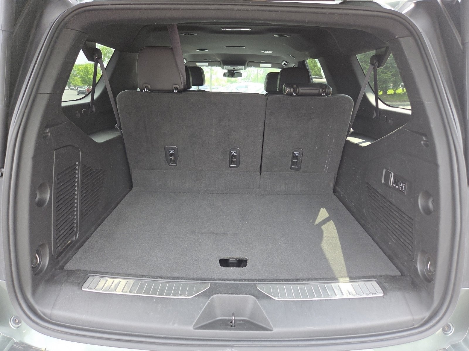 Used 2023 Chevrolet Suburban Premier AWD/4WD image 23