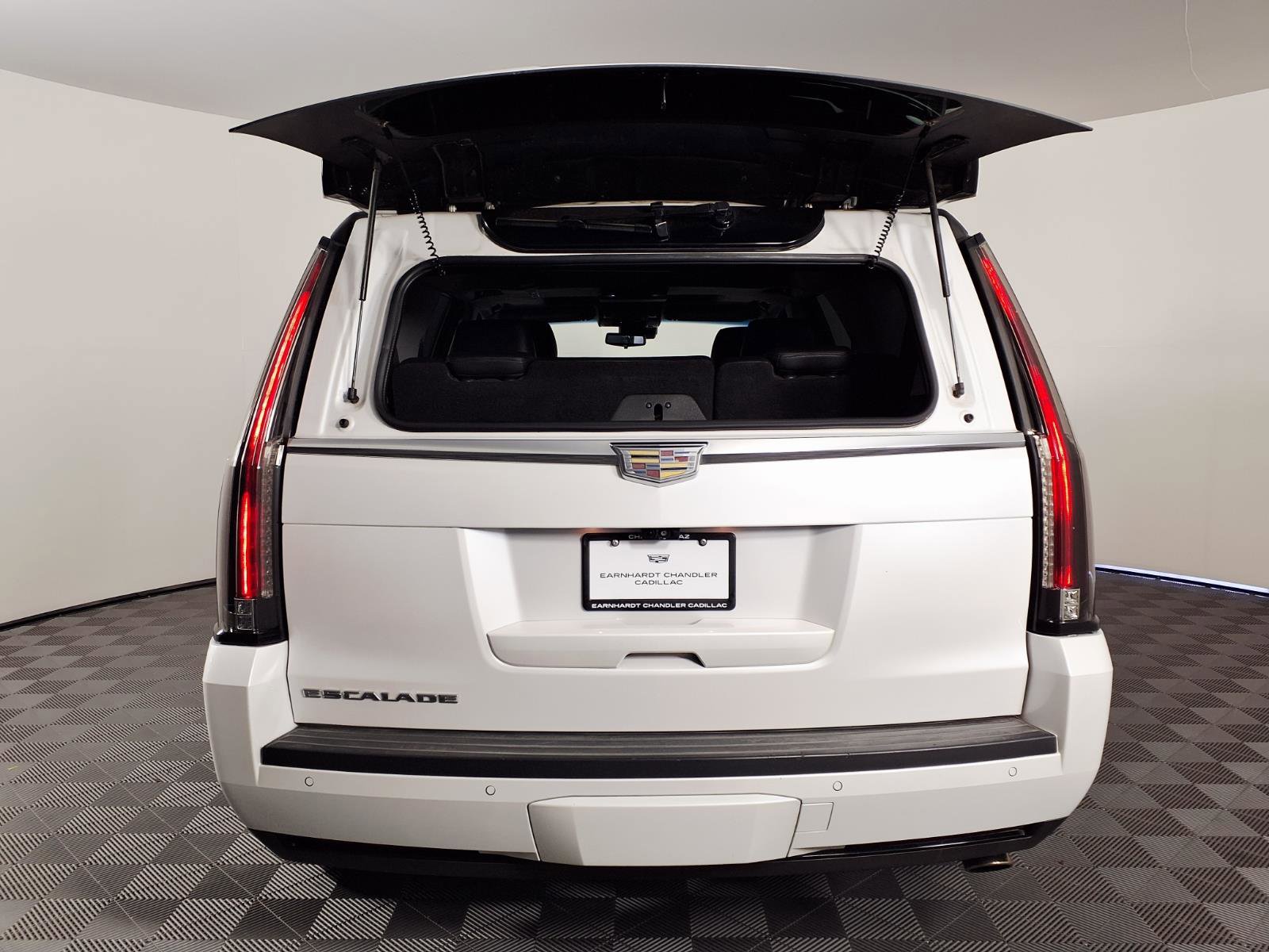 Used 2019 Cadillac Escalade Premium Luxury AWD/4WD image 9