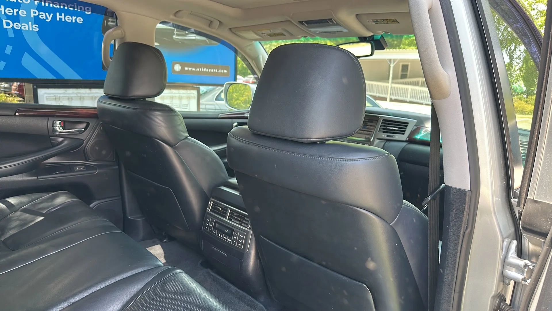 Used 2011 Lexus LX 570 4WD w/ Luxury Pkg image 19