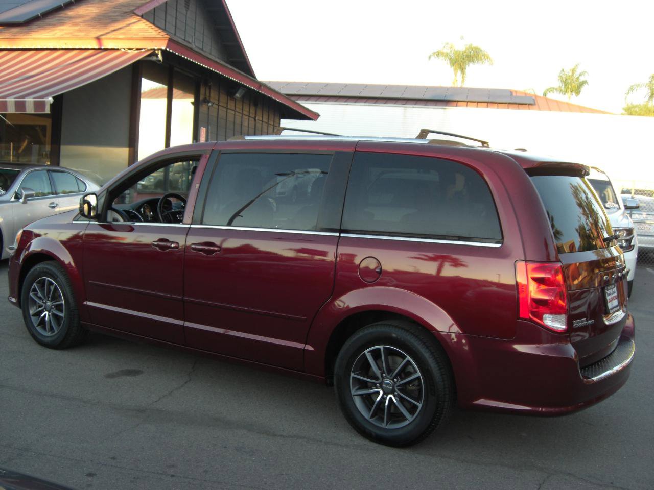 Used 2017 Dodge Grand Caravan SXT FWD image 9
