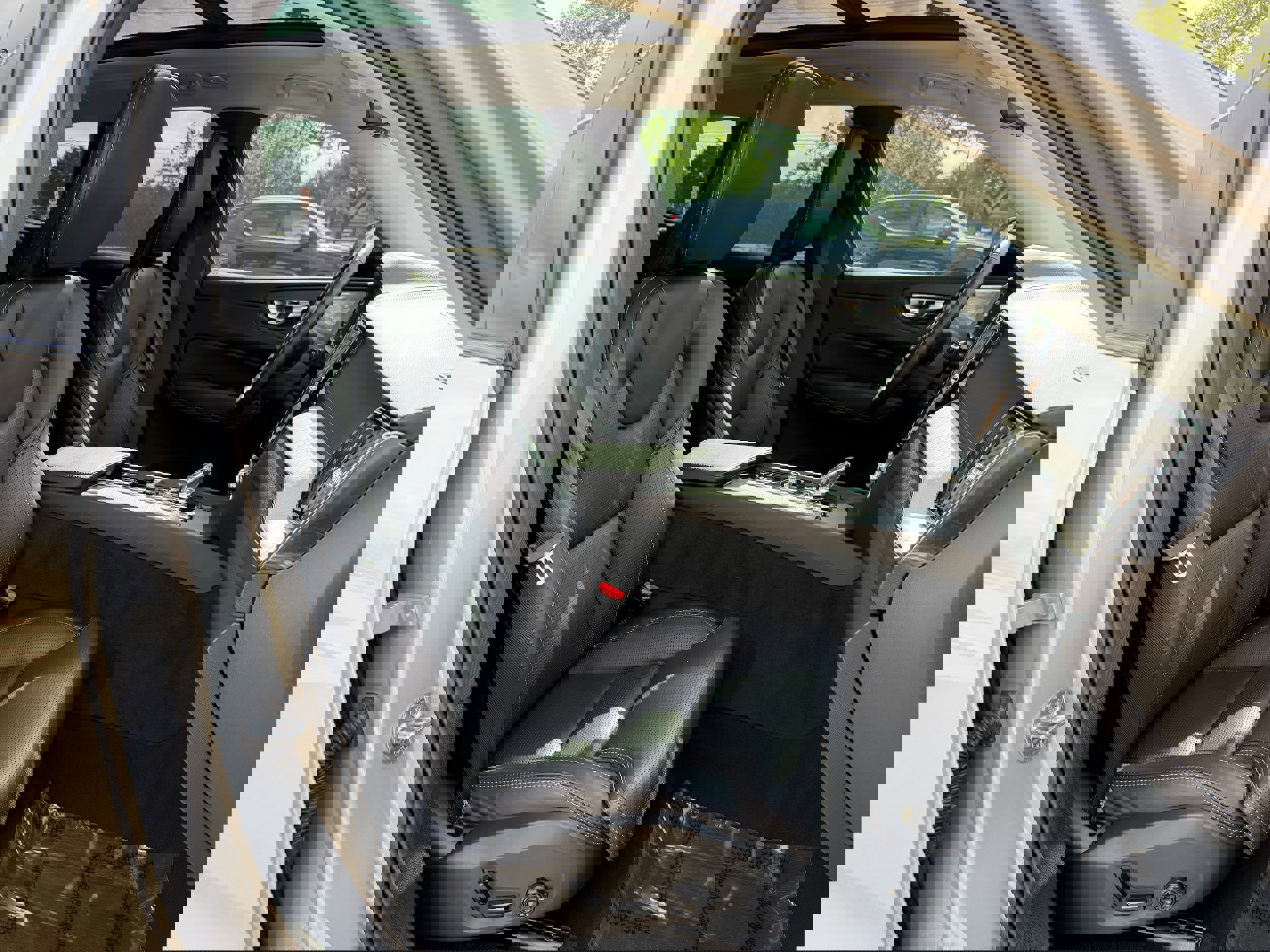 Certified 2025 Volvo XC60 T8 Ultra w/ Protection Package Premier image 10