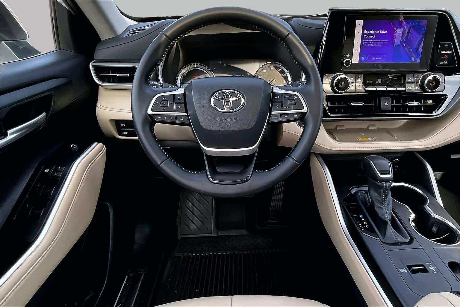 Used 2024 Toyota Highlander XLE FWD image 6
