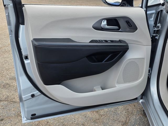 Used 2024 Chrysler Pacifica Touring-L image 23