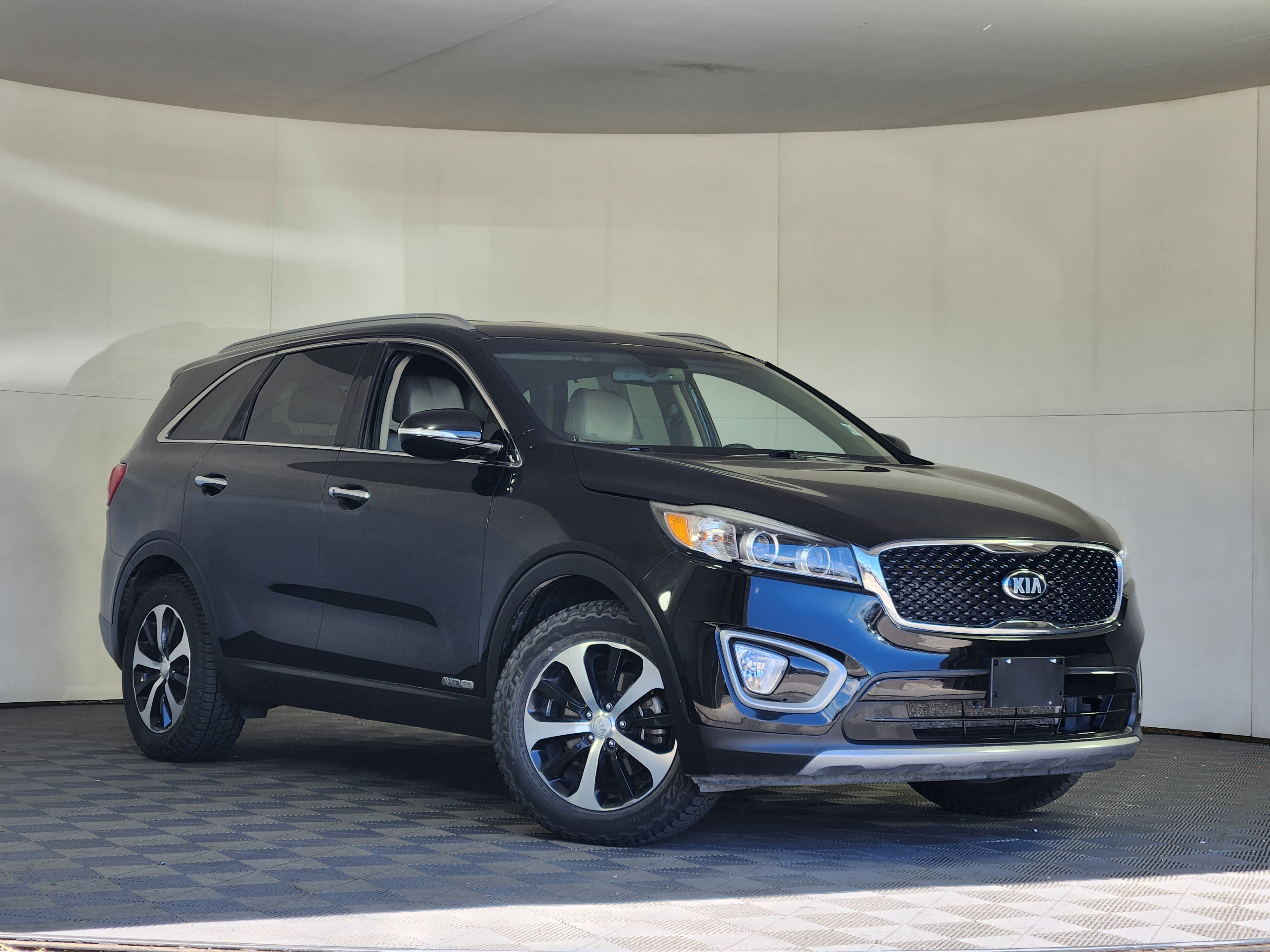 Used 2017 Kia Sorento EX image 1