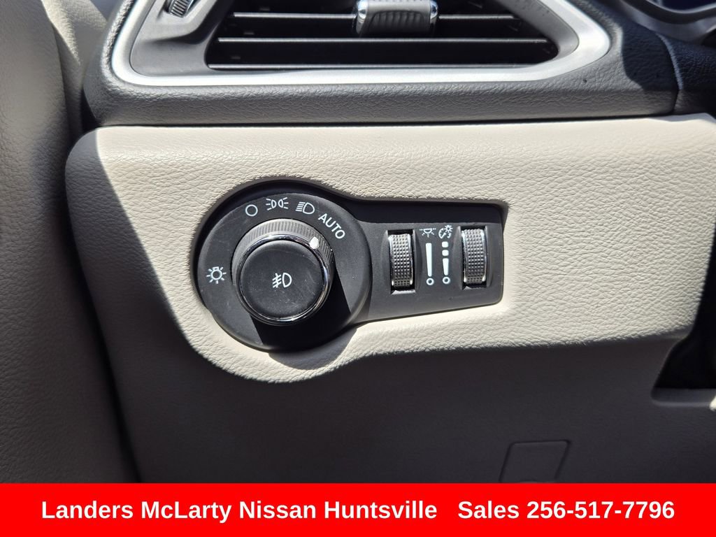 Used 2023 Chrysler Pacifica Touring-L FWD image 31