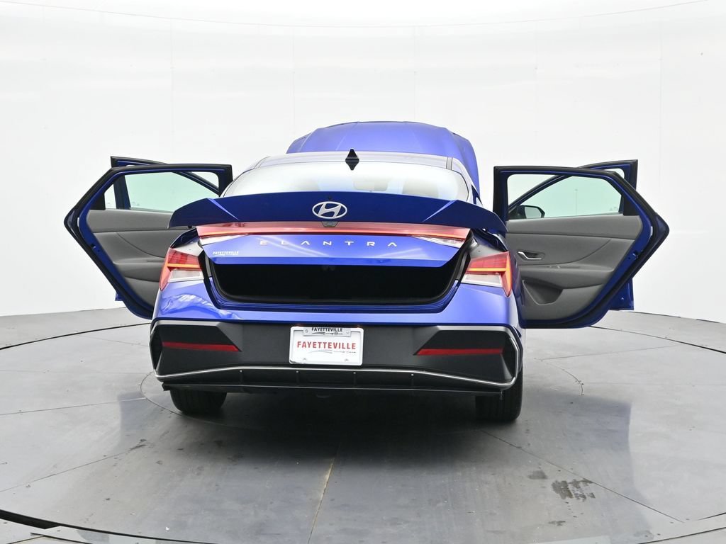 Used 2025 Hyundai Elantra SEL FWD image 41