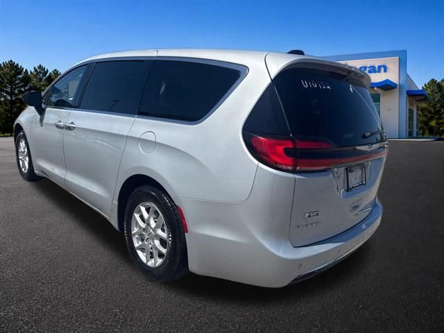 Used 2024 Chrysler Pacifica Touring-L FWD image 4