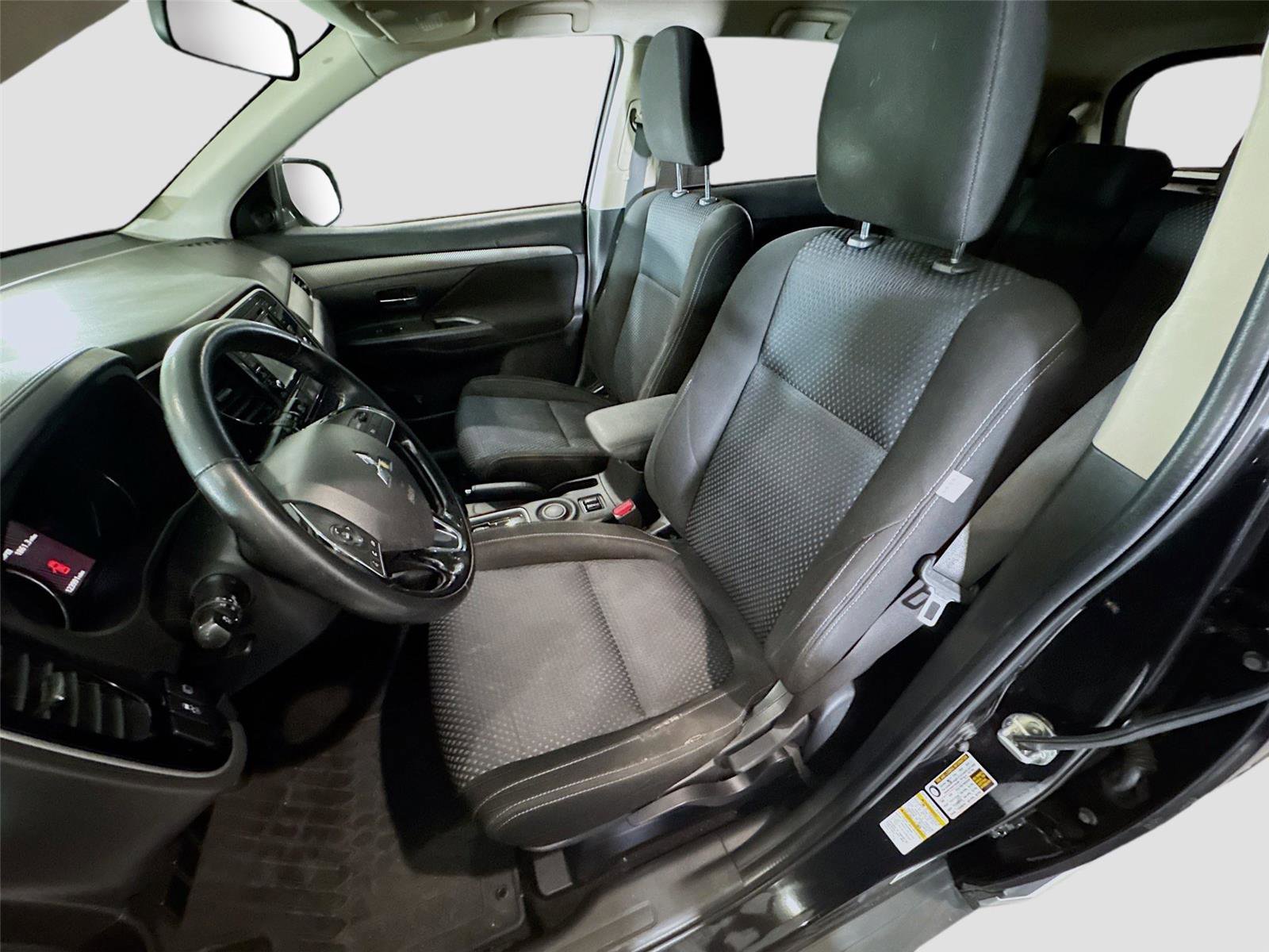 Used 2016 Mitsubishi Outlander SE image 7