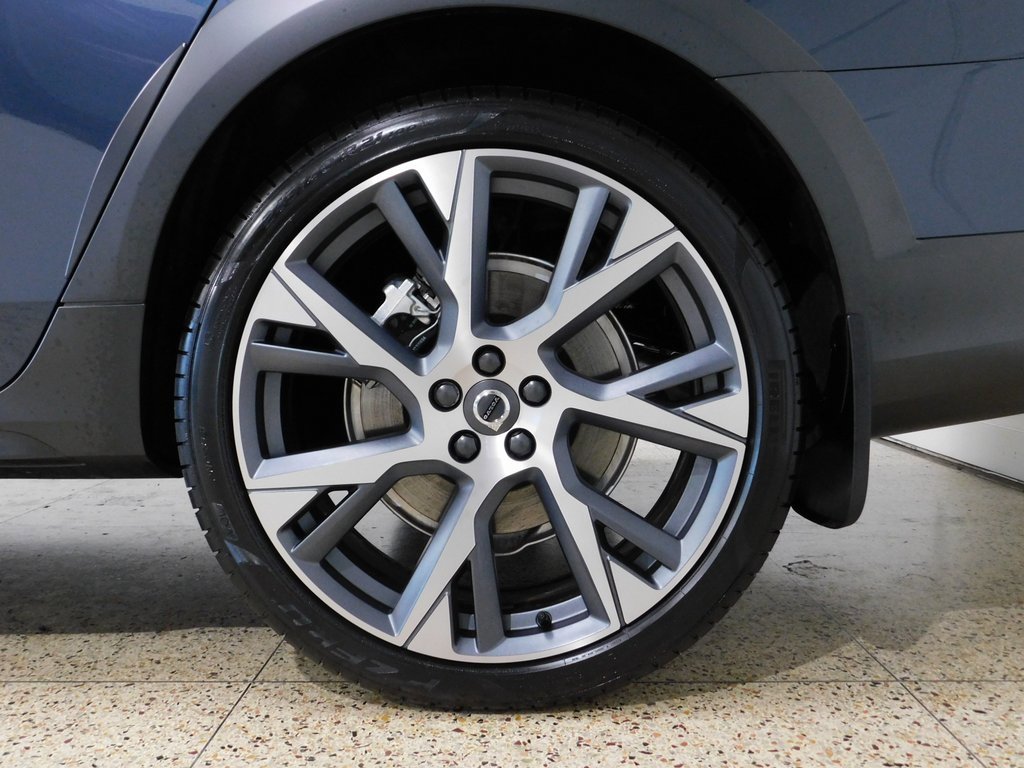 Used 2026 Volvo V90 B6 Cross Country Ultra image 97