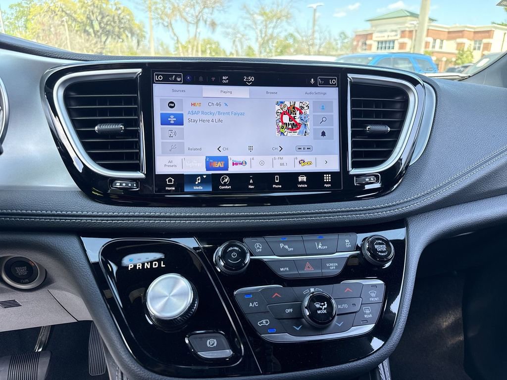 New 2026 Chrysler Pacifica Limited w/ Trailer Tow Group image 22