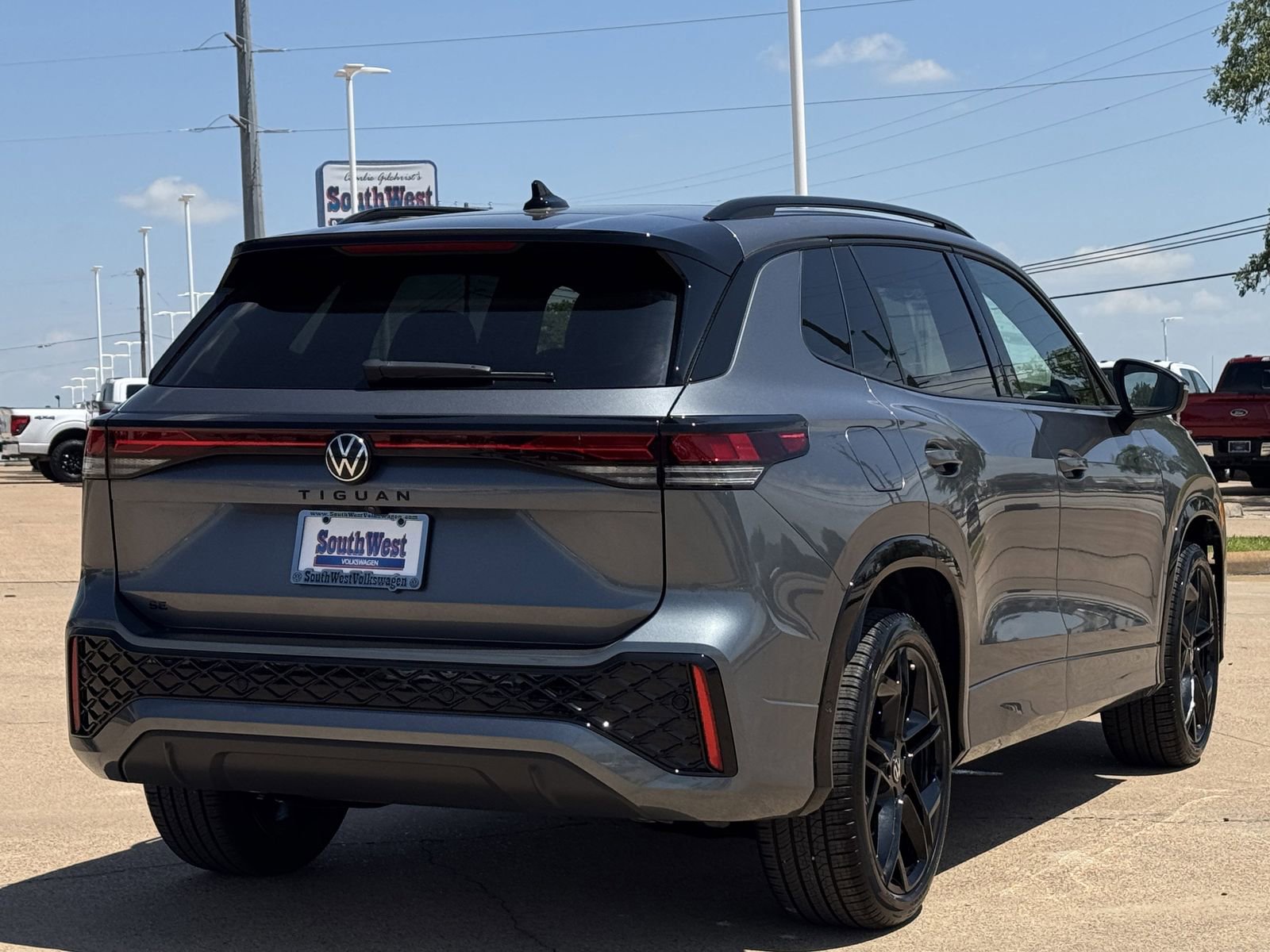 New 2026 Volkswagen Tiguan SE R-Line FWD image 5