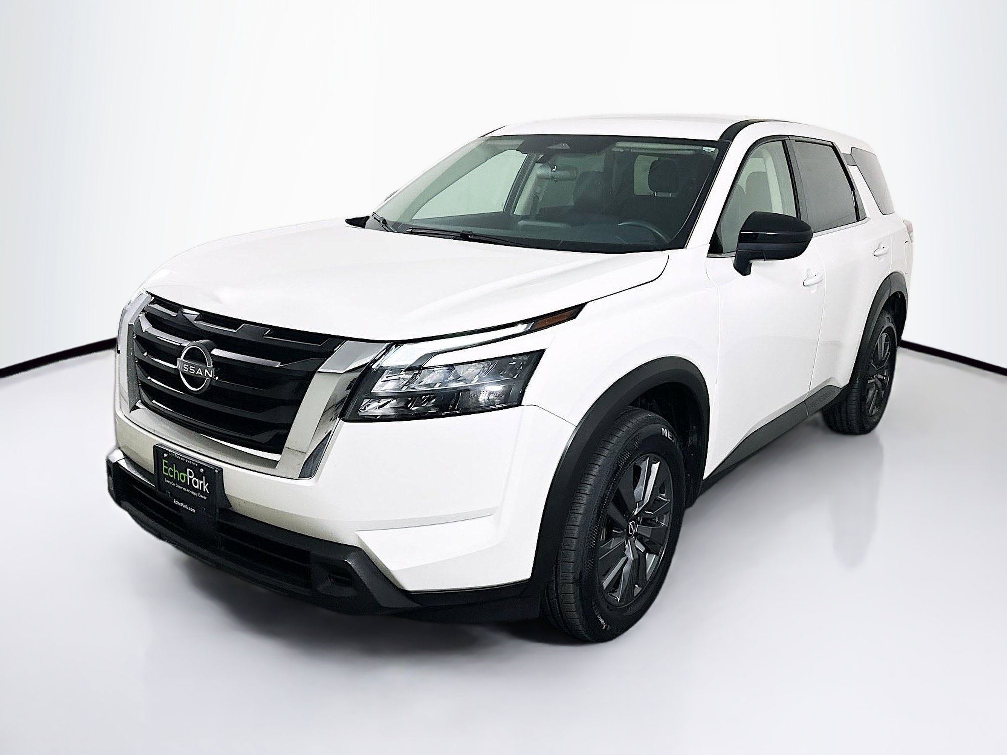 Used 2025 Nissan Pathfinder S image 3