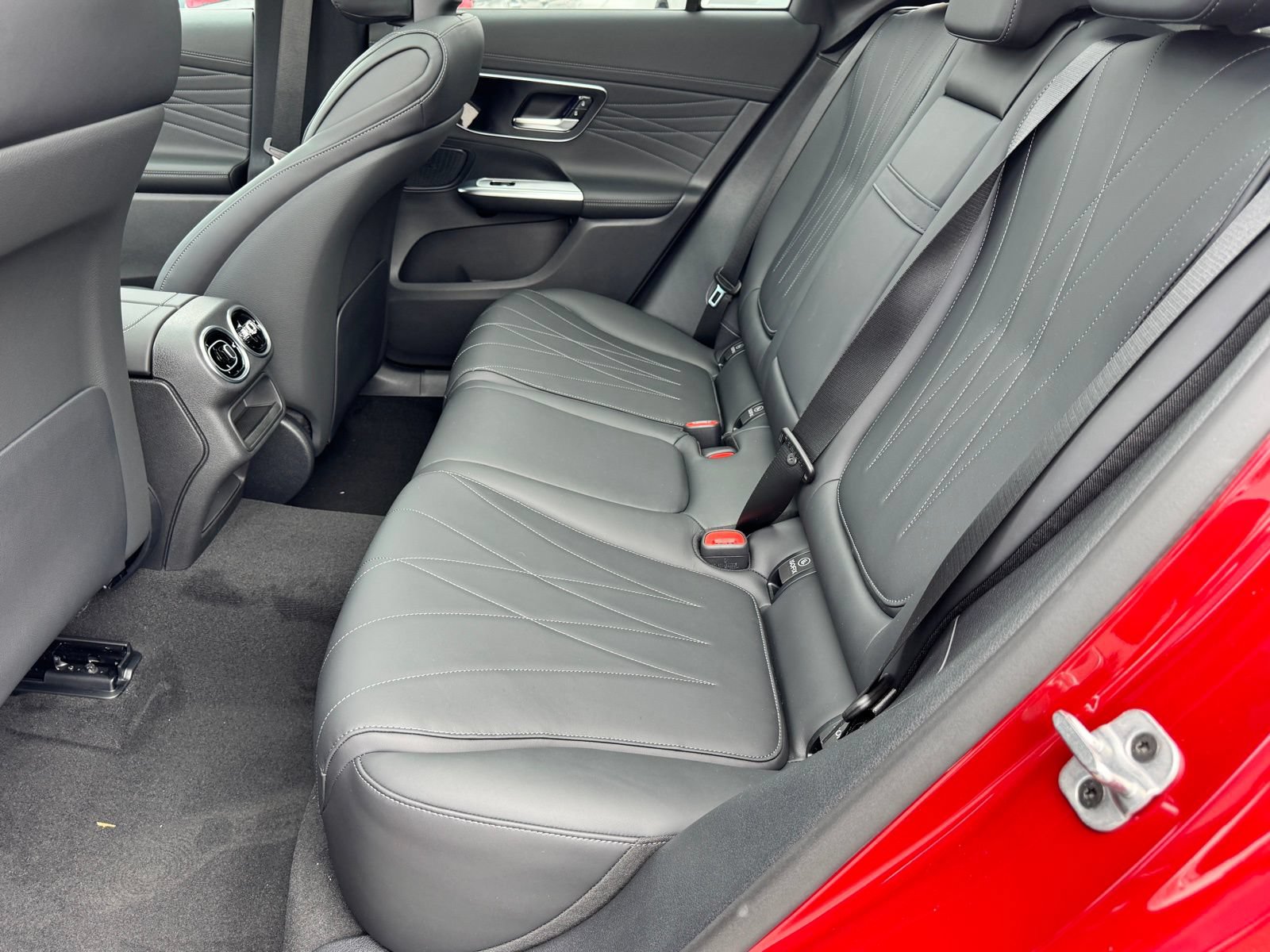 Used 2025 Mercedes-Benz GLC 300 4MATIC image 29