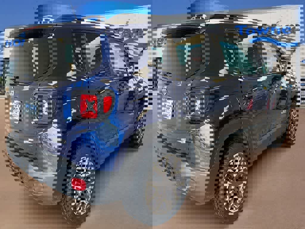 Used 2016 Jeep Renegade Latitude w/ Popular Equipment Group image 8