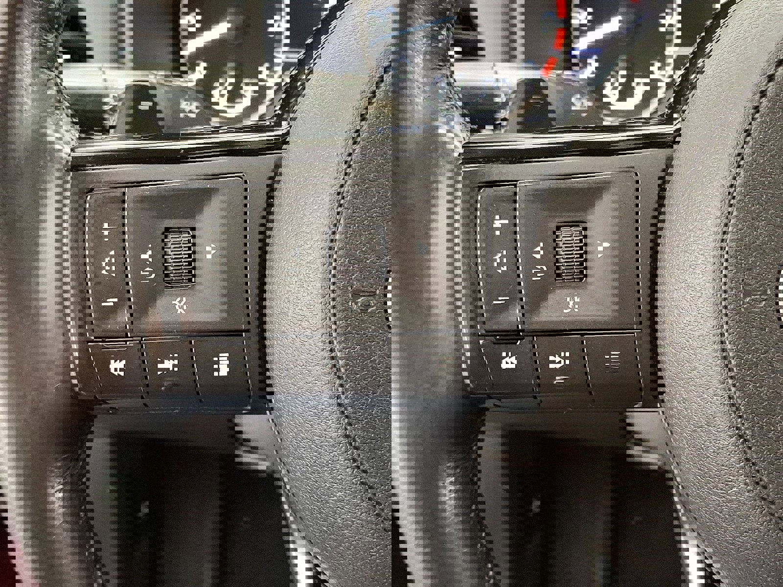 Used 2023 Nissan Rogue SV w/ SV Premium Package image 17