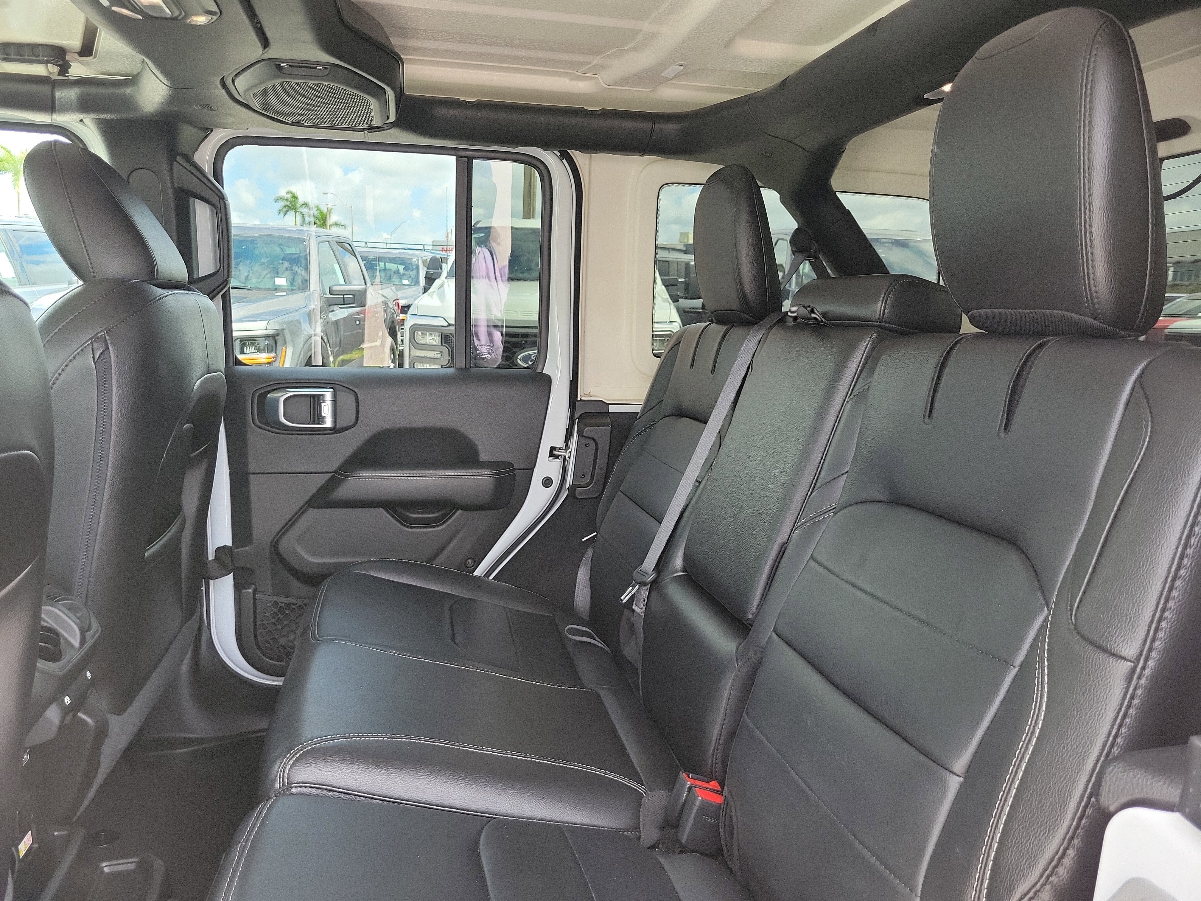 Used 2023 Jeep Wrangler Unlimited Sahara AWD/4WD image 12
